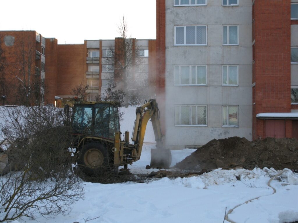 Visas dienas garumā norisinājās rakšanas un bojājuma vietas meklēšanas darbi.
Autors: Santa Sinka