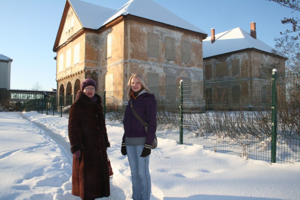 Valkas novada domes priekšsēdētāja vietniece Unda Ozoliņa (no kreisās) un jauniešu centra vadītāja Romina Meļņika aicina iedzīvotājus piedalīties publiskajā apspriešanā par Starptautiskā studiju centra izveidi bijušajā Tēraudskolā.
Autors: Inga Karpova