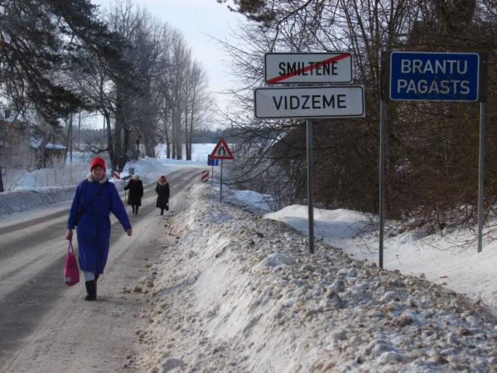 Lai nopelnītu iztikai brantēniete Ilze Svika (priekšplānā) dodas uz pilsētu, kur cer pārdot izslaukto pienu.
Autors: Santa Sinka