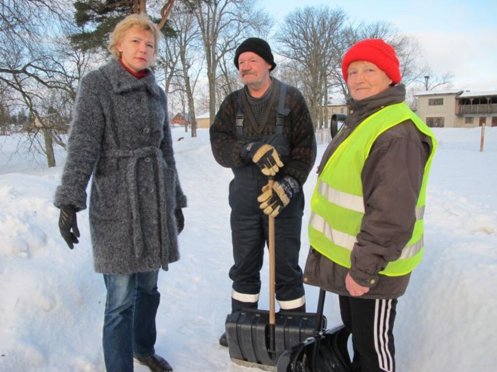 ŠodienValkas novada domes Pilsētas teritorijas apsaimniekošanas nodaļas darba prakses vadītāja Daina Vesingi (no kreisās), bezdarbnieki Ļoņa Špaks un Vija Tupurīte izvērtēja darba apjomu pilsētas muzeja apkaimē. 
Autors: Inga Karpova