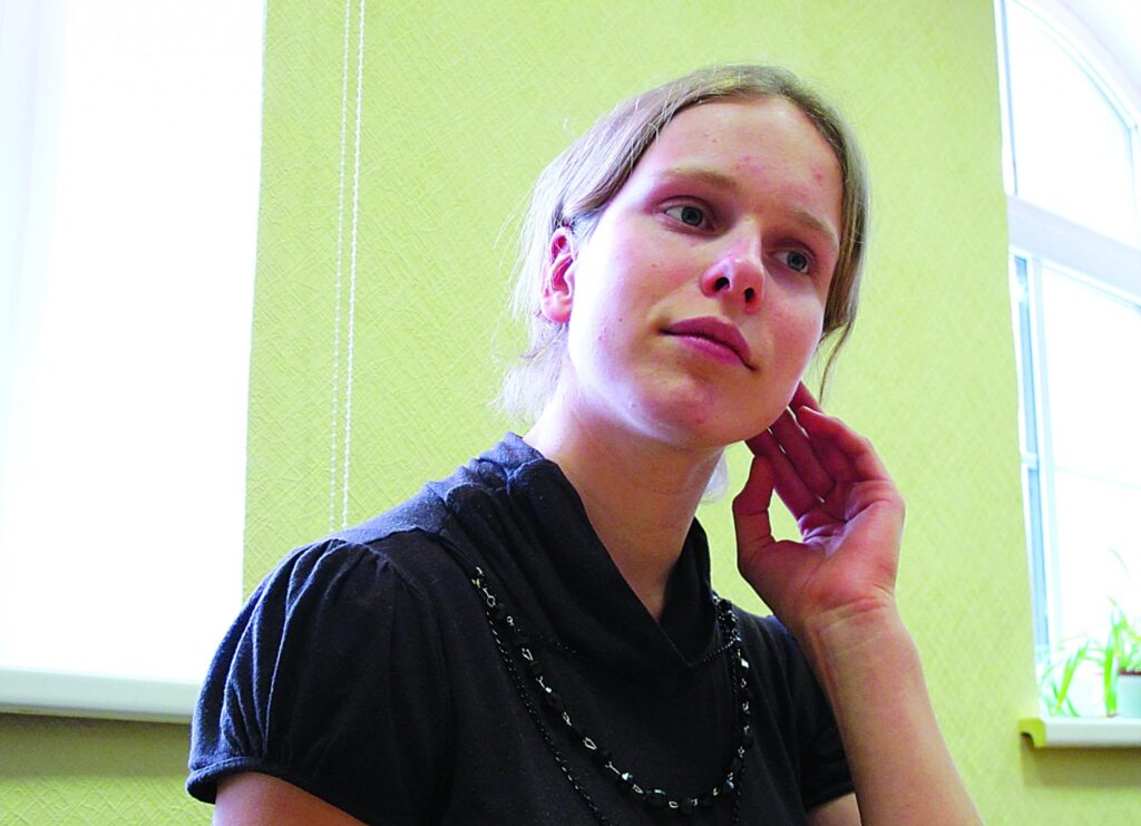 Valkas ģimnāzijas skolniece Katrīna Jaunslaviete ir iemācījusies sadalīt laiku, lai katru dienu tik daudz paspētu.
Autors: Aldis Dubļāns