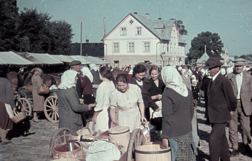 Skatoties vecās fotogrāfijas, kolekcionārs Aldis Apsītis secina, ka firsta Paula Līvena rūpes par smilteniešu labklājību attaisnojās, - savulaik Smiltene bijusi ļoti bagāta ar tautu.
Autors: no Alda Apsīša personiskā arhīva