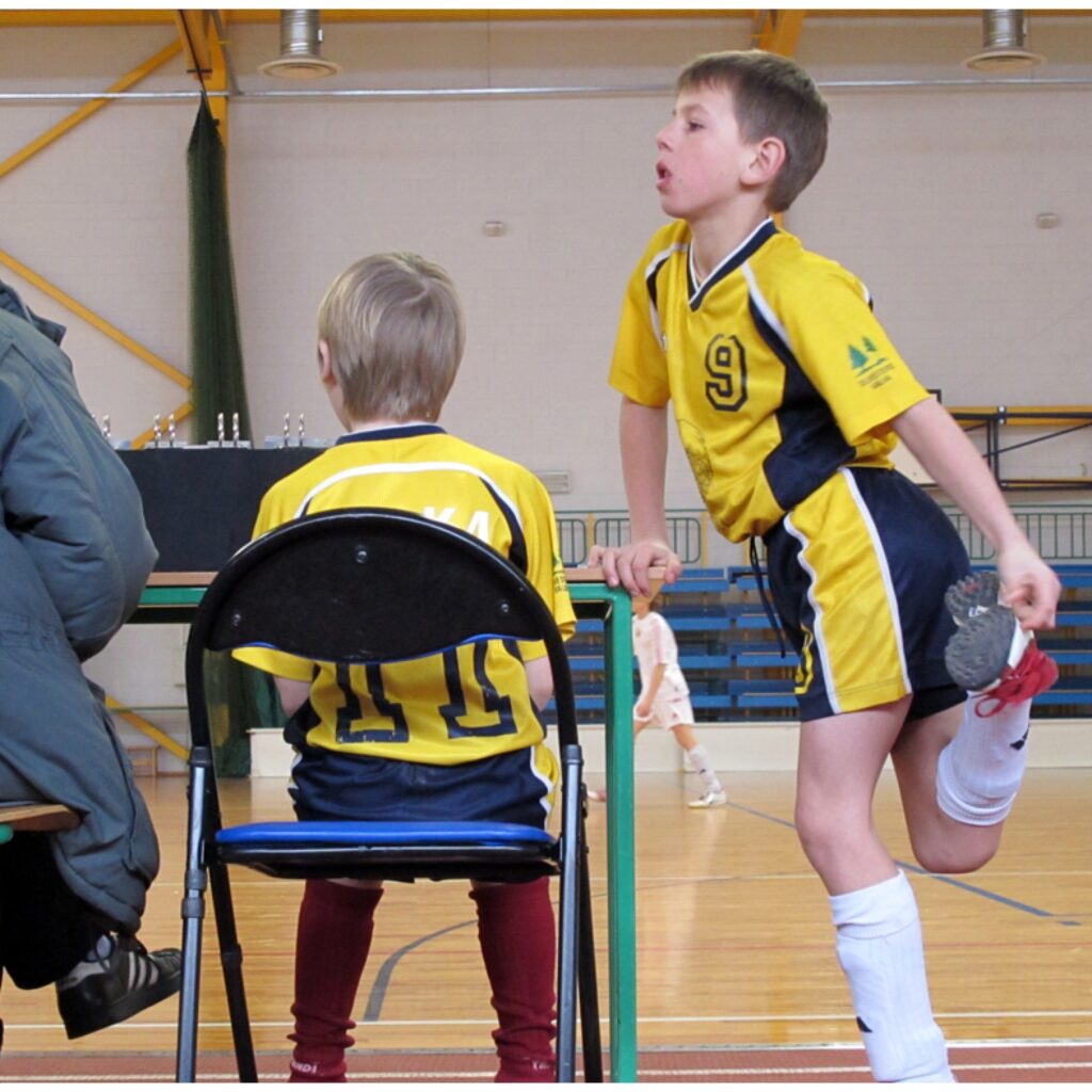Vidzemes čempionāts telpu futbolā, kas notika Valkas ģimnāzijas sporta hallē. Būtiskā spēlē starp Smiltenes un Valkas sporta skolas komandām uzvarēja smiltenieši.
Autors: Aldis Dubļāns