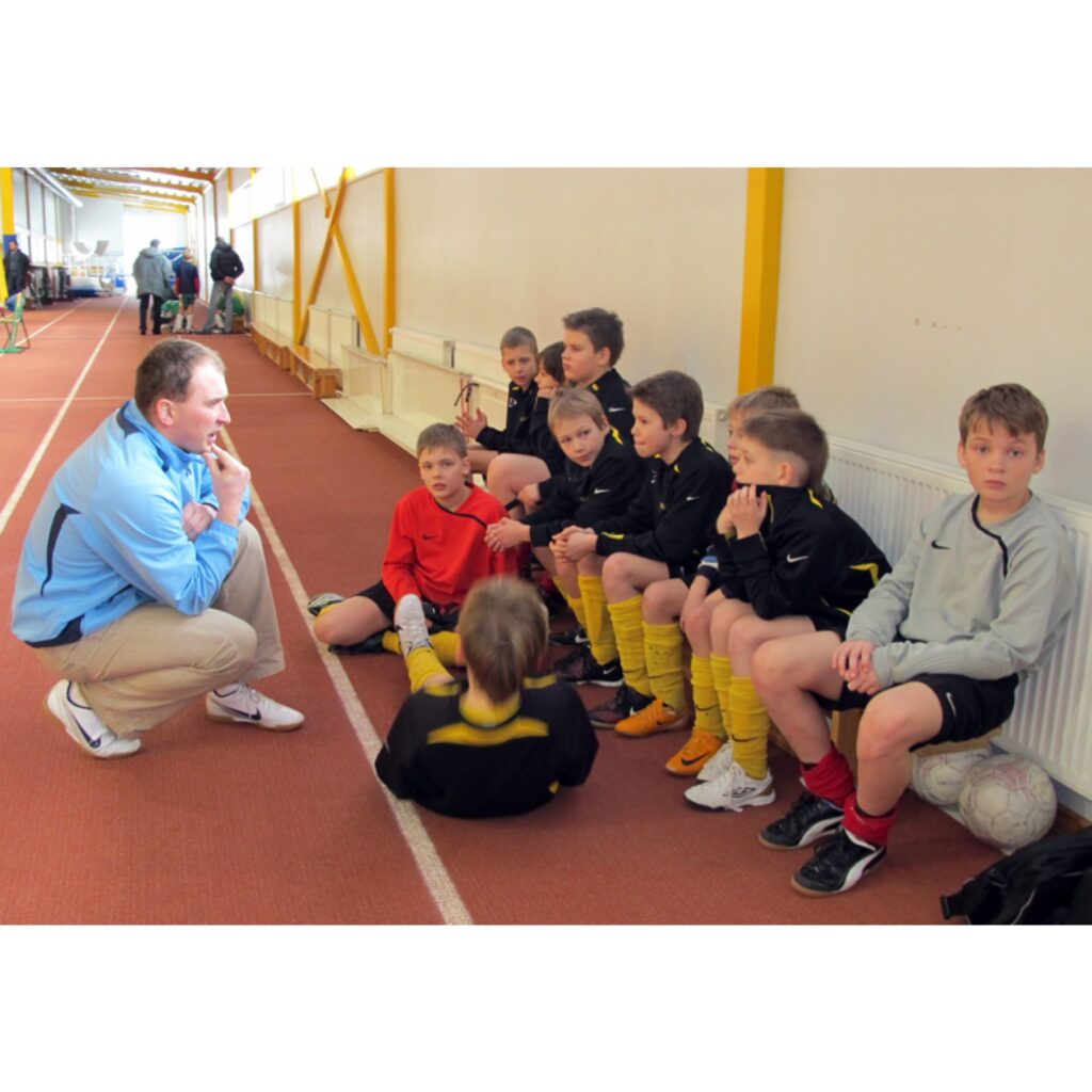 Vidzemes čempionāts telpu futbolā, kas notika Valkas ģimnāzijas sporta hallē. Būtiskā spēlē starp Smiltenes un Valkas sporta skolas komandām uzvarēja smiltenieši.
Autors: Aldis Dubļāns