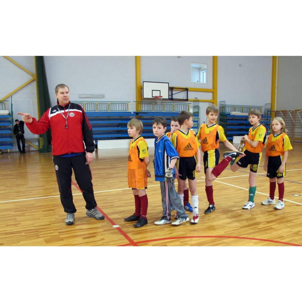 Vidzemes čempionāts telpu futbolā, kas notika Valkas ģimnāzijas sporta hallē. Būtiskā spēlē starp Smiltenes un Valkas sporta skolas komandām uzvarēja smiltenieši.
Autors: Aldis Dubļāns