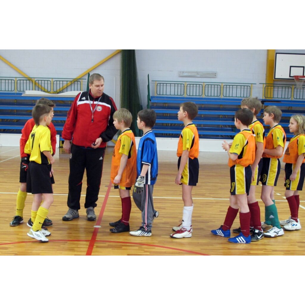 Vidzemes čempionāts telpu futbolā, kas notika Valkas ģimnāzijas sporta hallē. Būtiskā spēlē starp Smiltenes un Valkas sporta skolas komandām uzvarēja smiltenieši.
Autors: Aldis Dubļāns