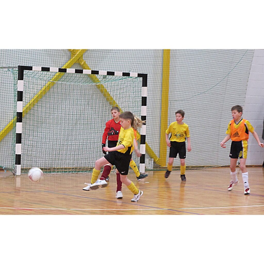 Vidzemes čempionāts telpu futbolā, kas notika Valkas ģimnāzijas sporta hallē. Būtiskā spēlē starp Smiltenes un Valkas sporta skolas komandām uzvarēja smiltenieši.
Autors: Aldis Dubļāns