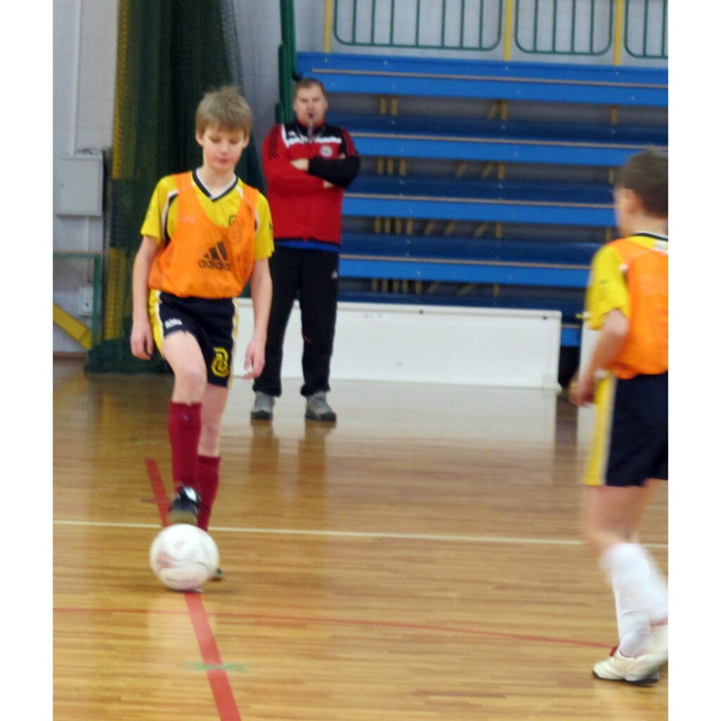 Vidzemes čempionāts telpu futbolā, kas notika Valkas ģimnāzijas sporta hallē. Būtiskā spēlē starp Smiltenes un Valkas sporta skolas komandām uzvarēja smiltenieši.
Autors: Aldis Dubļāns