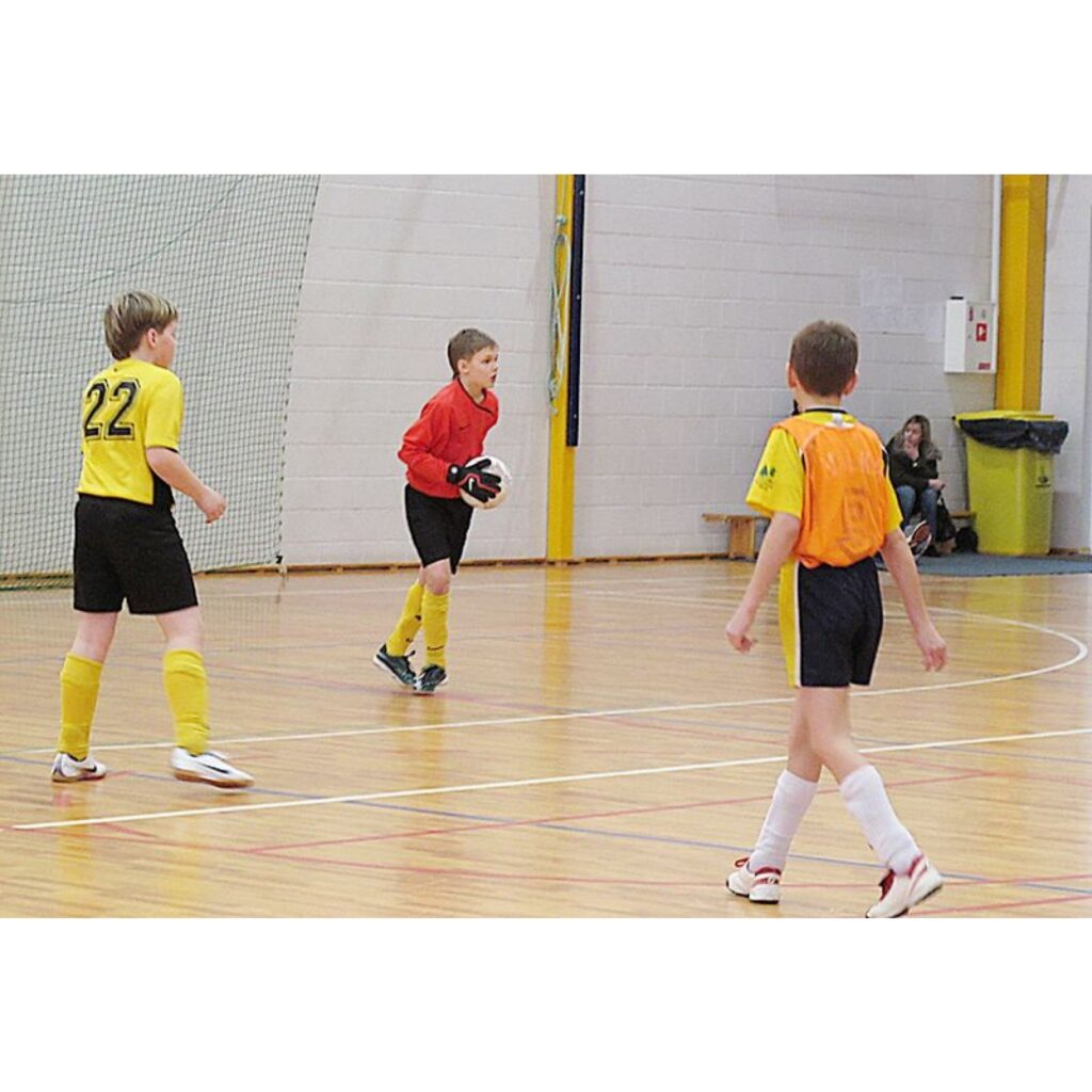Vidzemes čempionāts telpu futbolā, kas notika Valkas ģimnāzijas sporta hallē. Būtiskā spēlē starp Smiltenes un Valkas sporta skolas komandām uzvarēja smiltenieši.
Autors: Aldis Dubļāns