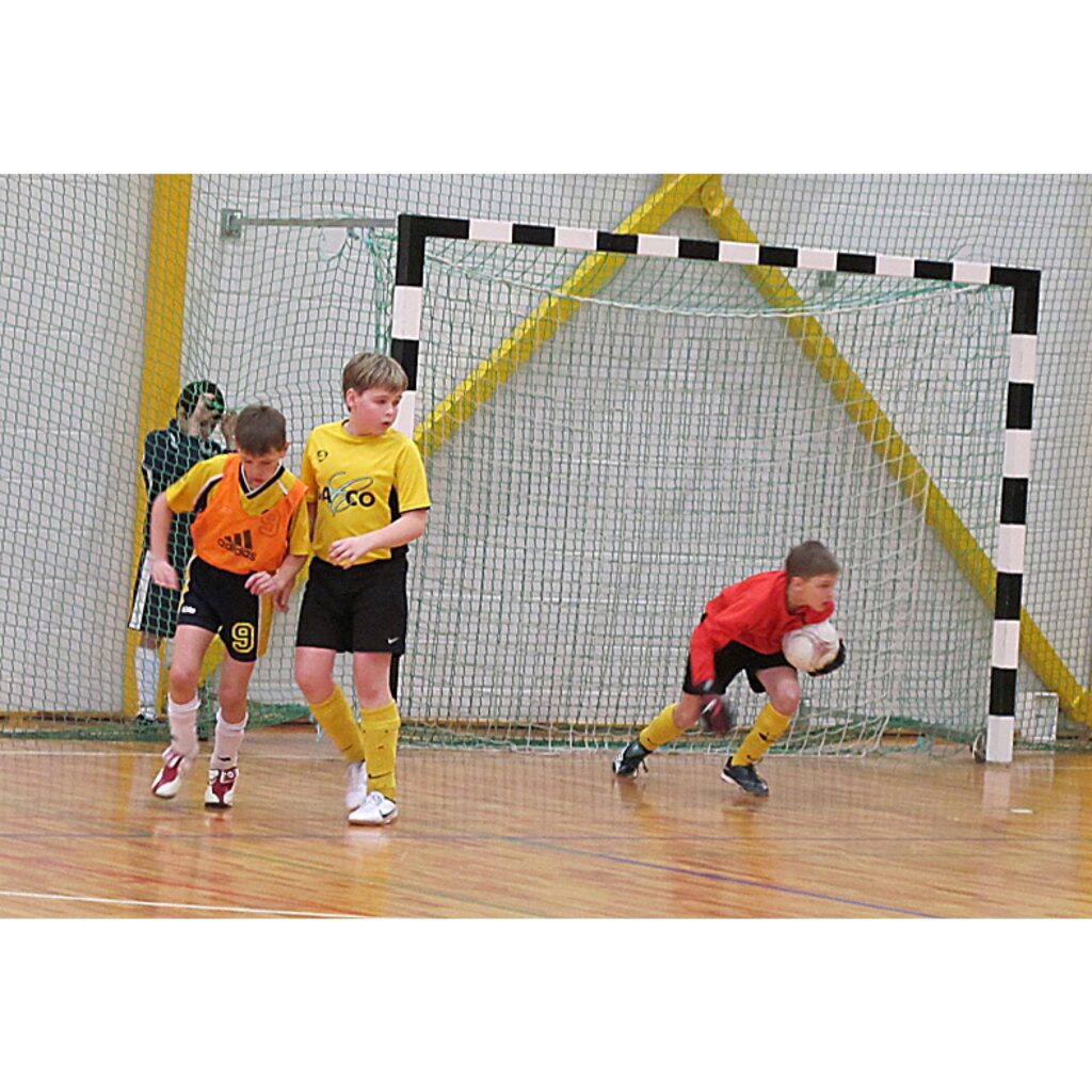 Vidzemes čempionāts telpu futbolā, kas notika Valkas ģimnāzijas sporta hallē. Būtiskā spēlē starp Smiltenes un Valkas sporta skolas komandām uzvarēja smiltenieši.
Autors: Aldis Dubļāns