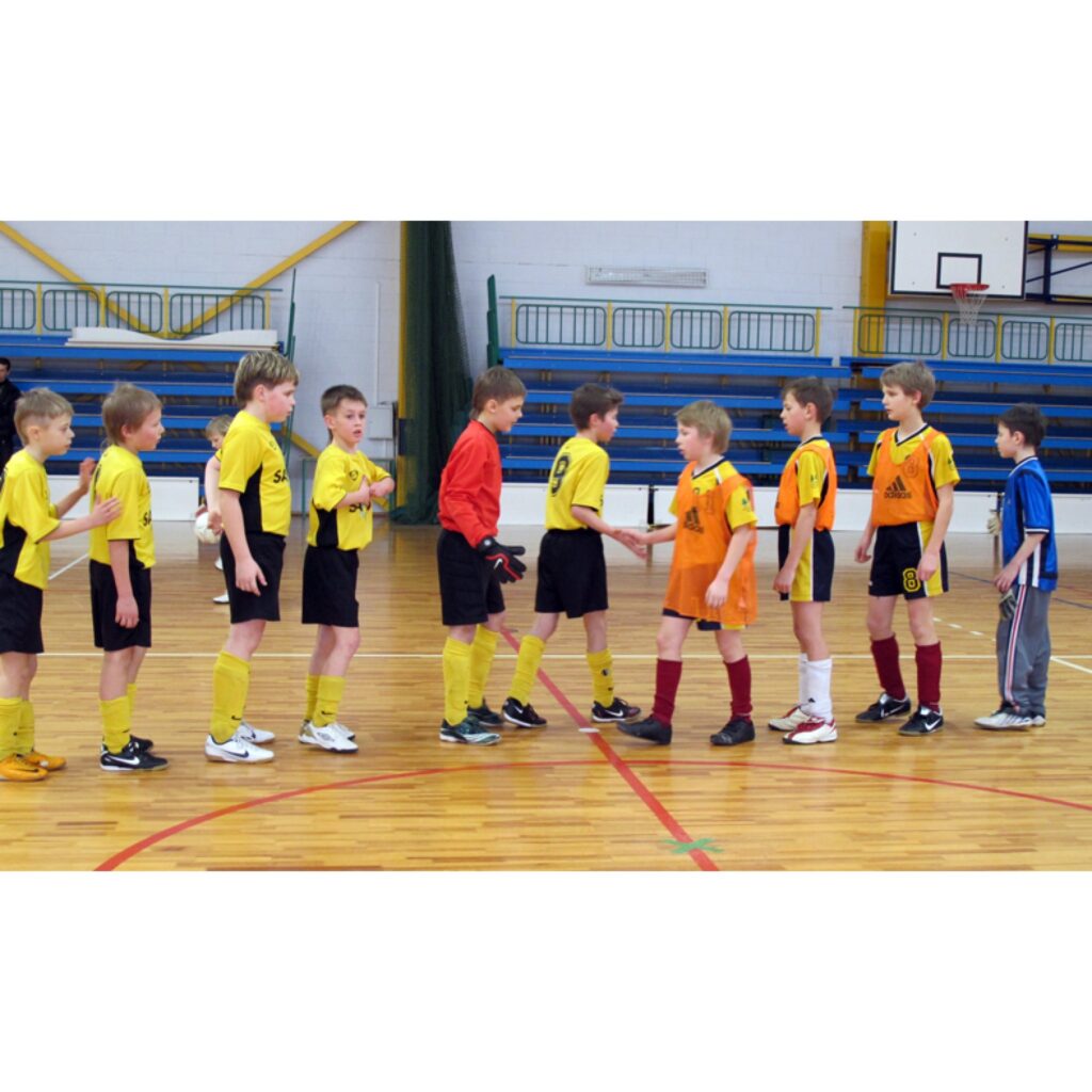 Vidzemes čempionāts telpu futbolā, kas notika Valkas ģimnāzijas sporta hallē. Būtiskā spēlē starp Smiltenes un Valkas sporta skolas komandām uzvarēja smiltenieši.
Autors: Aldis Dubļāns