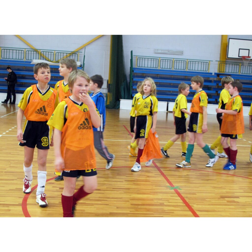 Vidzemes čempionāts telpu futbolā, kas notika Valkas ģimnāzijas sporta hallē. Būtiskā spēlē starp Smiltenes un Valkas sporta skolas komandām uzvarēja smiltenieši.
Autors: Aldis Dubļāns