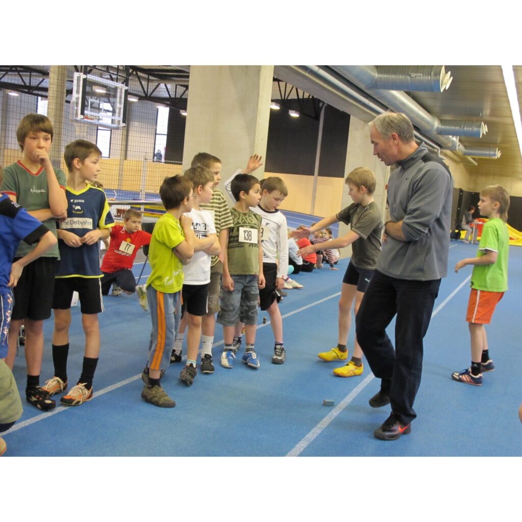 Pašlaik Valgas sporta hallē notiek vieglatlētikas divcīņas sacensības C un D vecuma grupas skolēniem. Tajās piedalās Valkas, Smiltenes, Rūjienas bērnu - jaunatnes sporta skolas un Apes vidusskolas audzēkņi, kā arī mājinieki - Valgas...
Autors: Aldis Dubļāns