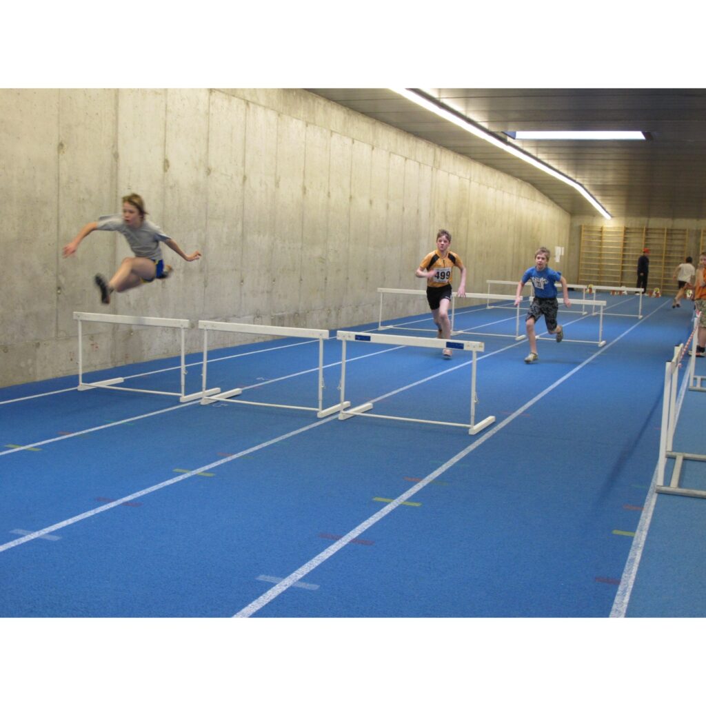 Pašlaik Valgas sporta hallē notiek vieglatlētikas divcīņas sacensības C un D vecuma grupas skolēniem. Tajās piedalās Valkas, Smiltenes, Rūjienas bērnu - jaunatnes sporta skolas un Apes vidusskolas audzēkņi, kā arī mājinieki - Valgas...
Autors: Aldis Dubļāns