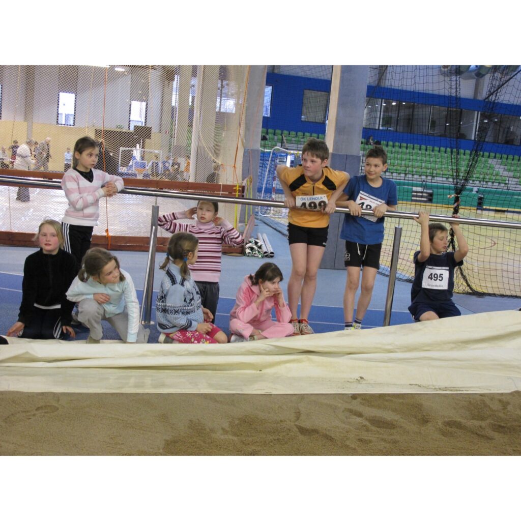 Pašlaik Valgas sporta hallē notiek vieglatlētikas divcīņas sacensības C un D vecuma grupas skolēniem. Tajās piedalās Valkas, Smiltenes, Rūjienas bērnu - jaunatnes sporta skolas un Apes vidusskolas audzēkņi, kā arī mājinieki - Valgas...
Autors: Aldis Dubļāns
