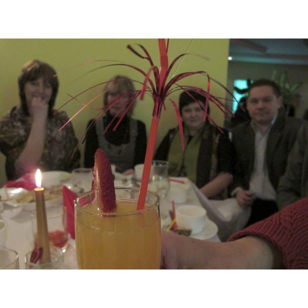 Valkā, bistro “Jumis”, notika vēl nebijis publisks pasākums – Latvijā pazīstamais bārmenis Inguss Reizenfelds mācīja gatavot kokteiļus. Savukārt nama saimniece Albīna Kārkliņa viesus cienāja ar pirkstiņuzkodām un pastāstīja par jaunumiem...
Autors: Aldis Dubļāns