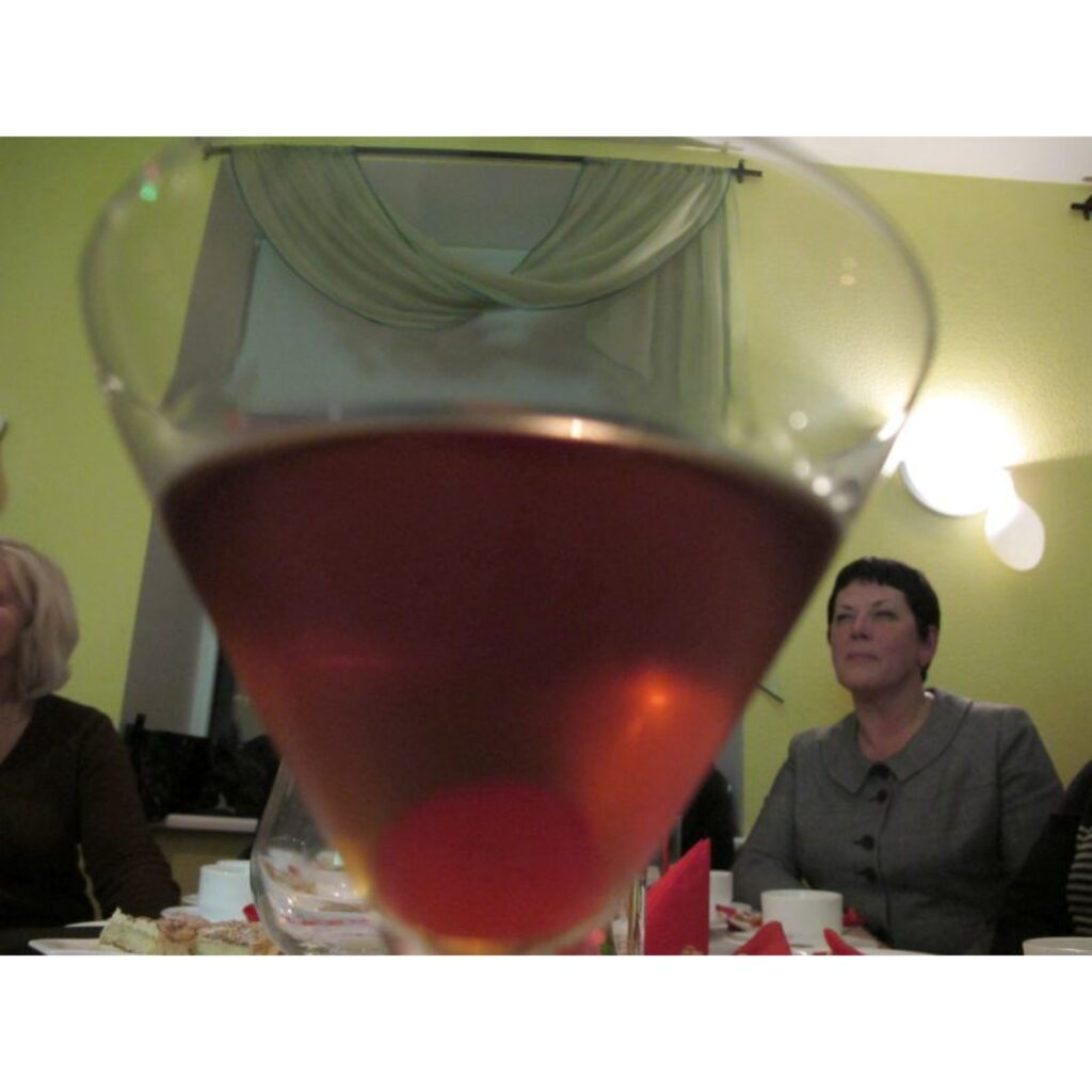 Valkā, bistro “Jumis”, notika vēl nebijis publisks pasākums – Latvijā pazīstamais bārmenis Inguss Reizenfelds mācīja gatavot kokteiļus. Savukārt nama saimniece Albīna Kārkliņa viesus cienāja ar pirkstiņuzkodām un pastāstīja par jaunumiem...
Autors: Aldis Dubļāns