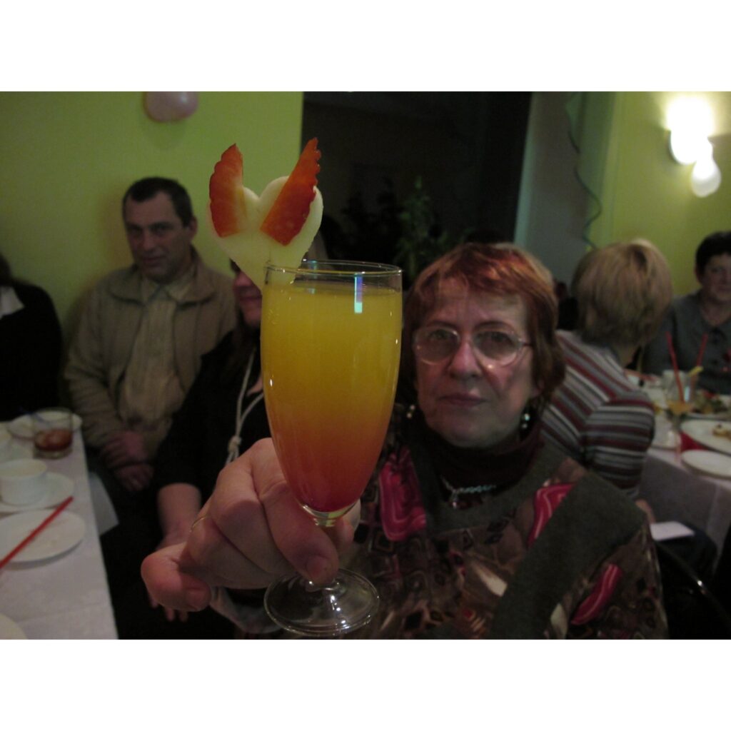 Valkā, bistro “Jumis”, notika vēl nebijis publisks pasākums – Latvijā pazīstamais bārmenis Inguss Reizenfelds mācīja gatavot kokteiļus. Savukārt nama saimniece Albīna Kārkliņa viesus cienāja ar pirkstiņuzkodām un pastāstīja par jaunumiem...
Autors: Aldis Dubļāns
