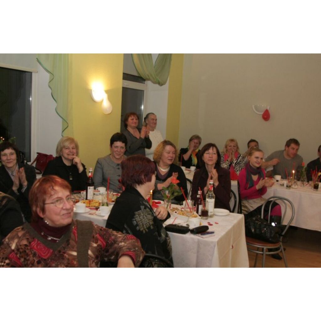 Valkā, bistro “Jumis”, notika vēl nebijis publisks pasākums – Latvijā pazīstamais bārmenis Inguss Reizenfelds mācīja gatavot kokteiļus. Savukārt nama saimniece Albīna Kārkliņa viesus cienāja ar pirkstiņuzkodām un pastāstīja par jaunumiem...
Autors: Aldis Dubļāns