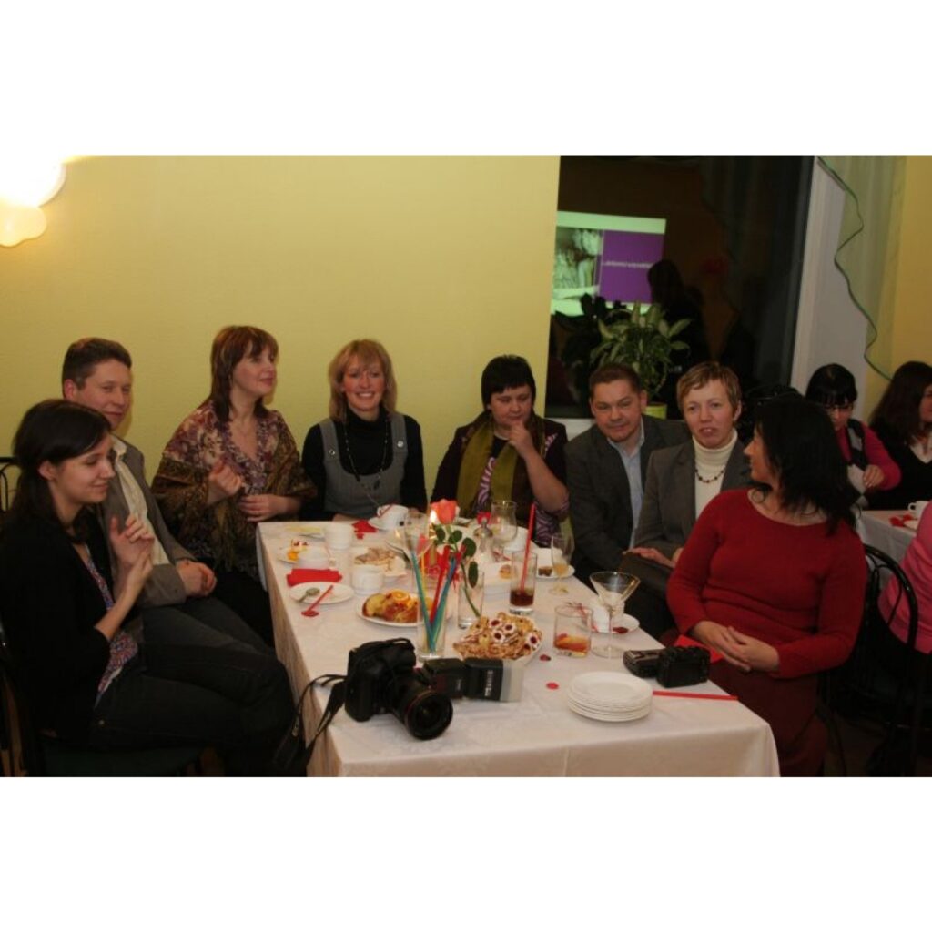 Valkā, bistro “Jumis”, notika vēl nebijis publisks pasākums – Latvijā pazīstamais bārmenis Inguss Reizenfelds mācīja gatavot kokteiļus. Savukārt nama saimniece Albīna Kārkliņa viesus cienāja ar pirkstiņuzkodām un pastāstīja par jaunumiem...
Autors: Aldis Dubļāns