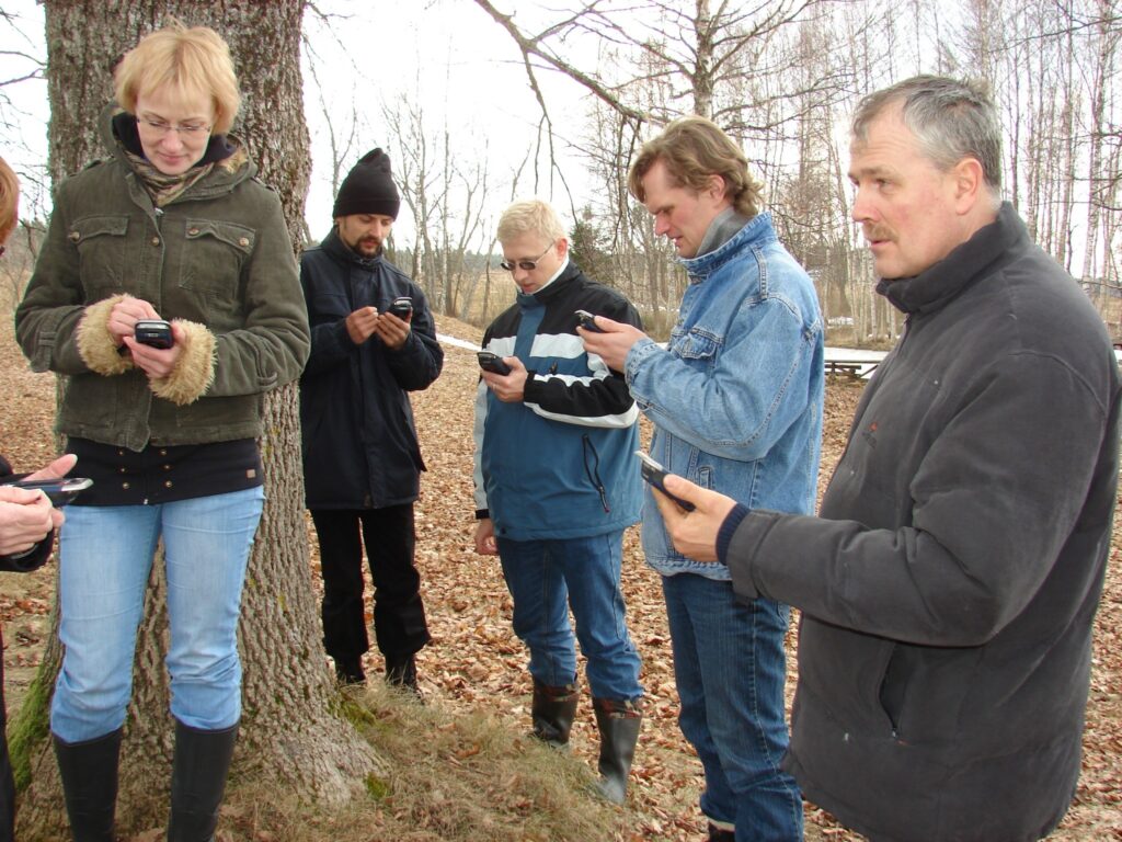 Trikātas pagastā kultūras mantojuma objektus meklēs Inga Boškina, Variņu un Palsmanes pagastā - Edgars Žīgurs (otrais no labās), Blomes pagastā - Aigars Ziemulis (pirmais no labās).
Autors: Sandra Pētersone