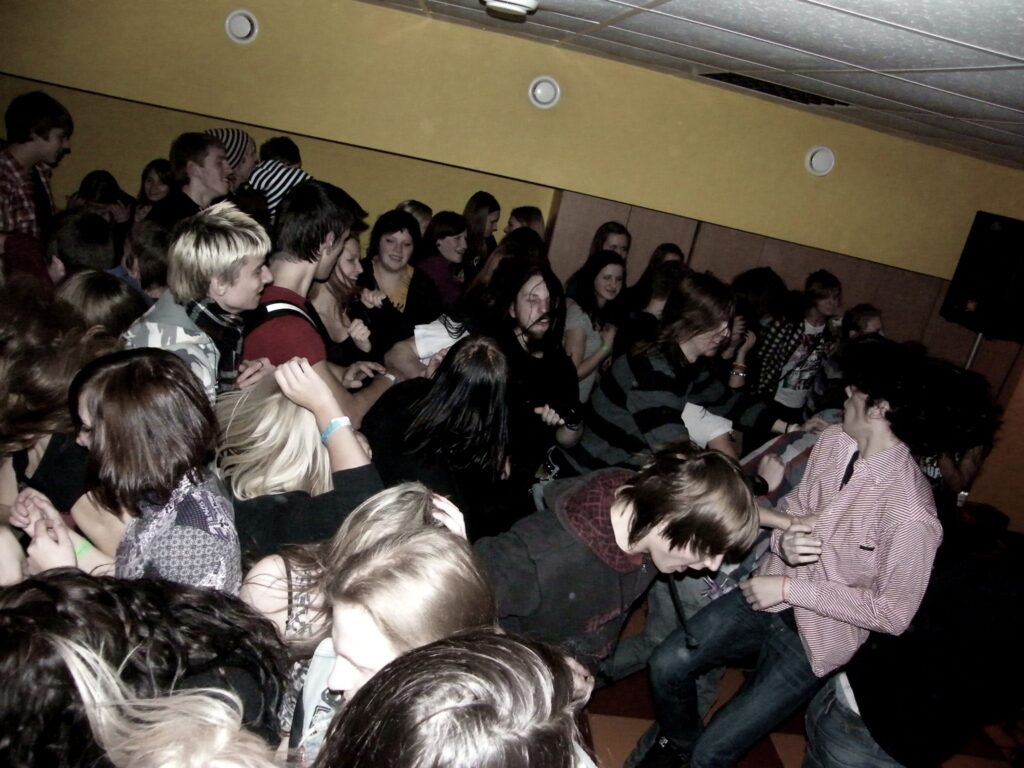 Smiltenē jau notikuši trīs alternatīvās mūzikas koncerti ar afterparty un ballēm. Jaunatnes iniciatīvu centrā “Miteklis” (attēlā) visiem nepietika vietas, tāpēc tagad pasākumi notiek lauku māju “Kalbakas” zālē. 
Autors: no personīgā arhīva