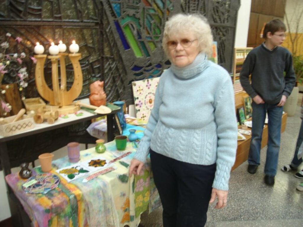 Mākslas pulciņa vadītāja Maiga Āboliņa izstādē izlika savas apgleznotās zīda šalles, flīzes, porcelānu un citus darbus.
Autors: Sandra Pētersone
