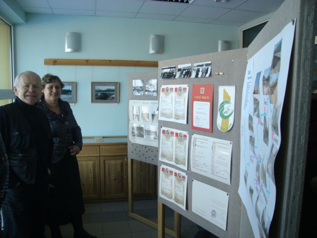 Jurim Anitenam, Aijai Banderei un citiem “8CBR” speciālistiem izstādē aplūkojamās fotogrāfijas raisa atmiņā ar tiltu būvi saistītus notikumus. Piemēram, ceļot tiltu pār Gauju pie Valmieras, upē nogrima buldozers.
Autors: Sandra Pētersone