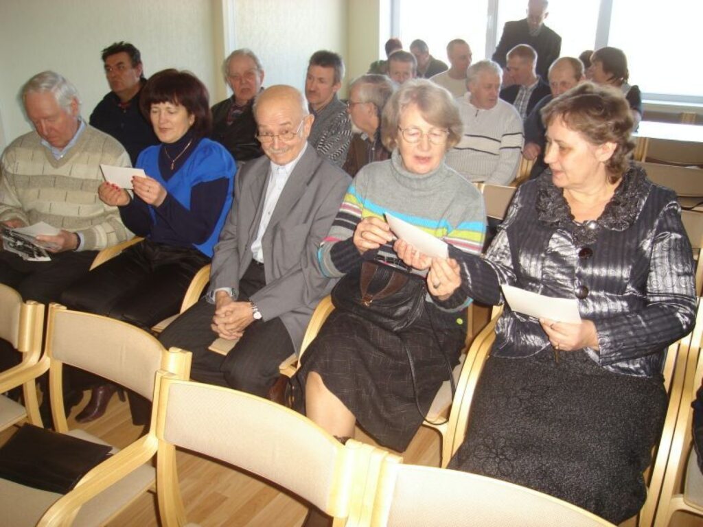 Tiltu fotogrāfijas uz izstādes atklāšanu sanākušie “8CBR” darbinieki apskatīja ar interesi.
Autors: Sandra Pētersone