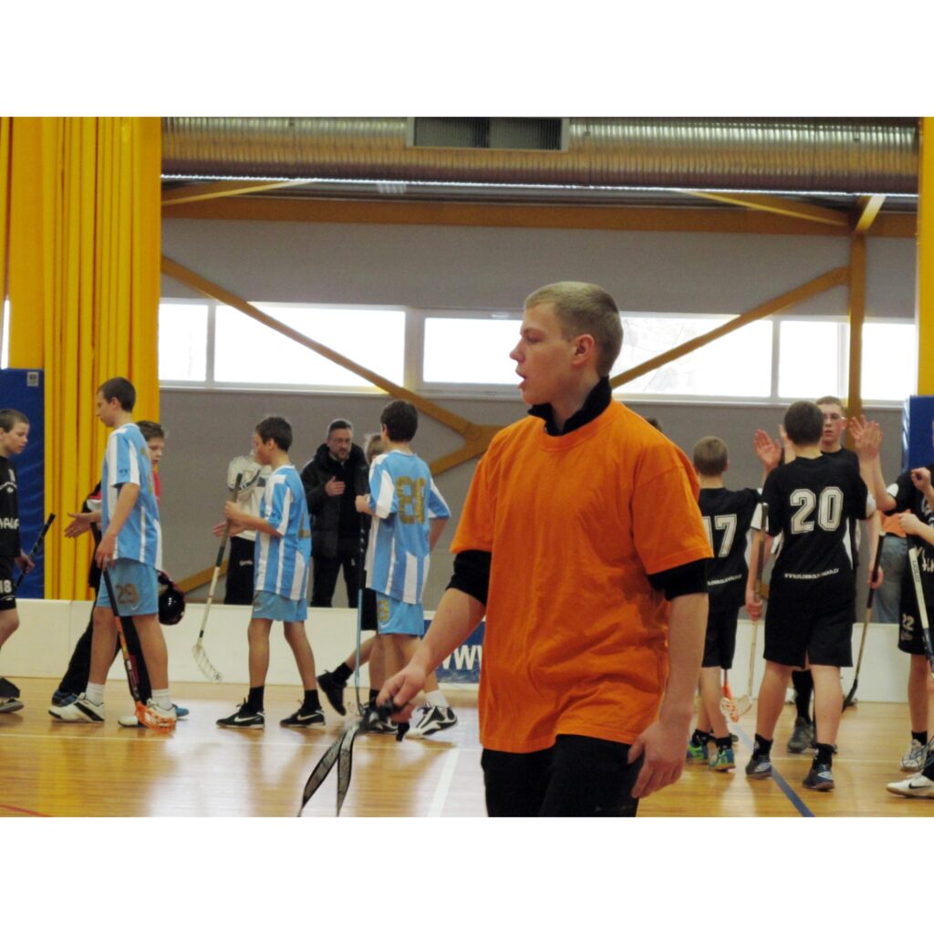Latvijas čempionāts florbolā 2. līgas U-14 zēniem Valkā. Sezona beigusies, valcēniešiem - 3. vieta.
Autors: Aldis Dubļāns