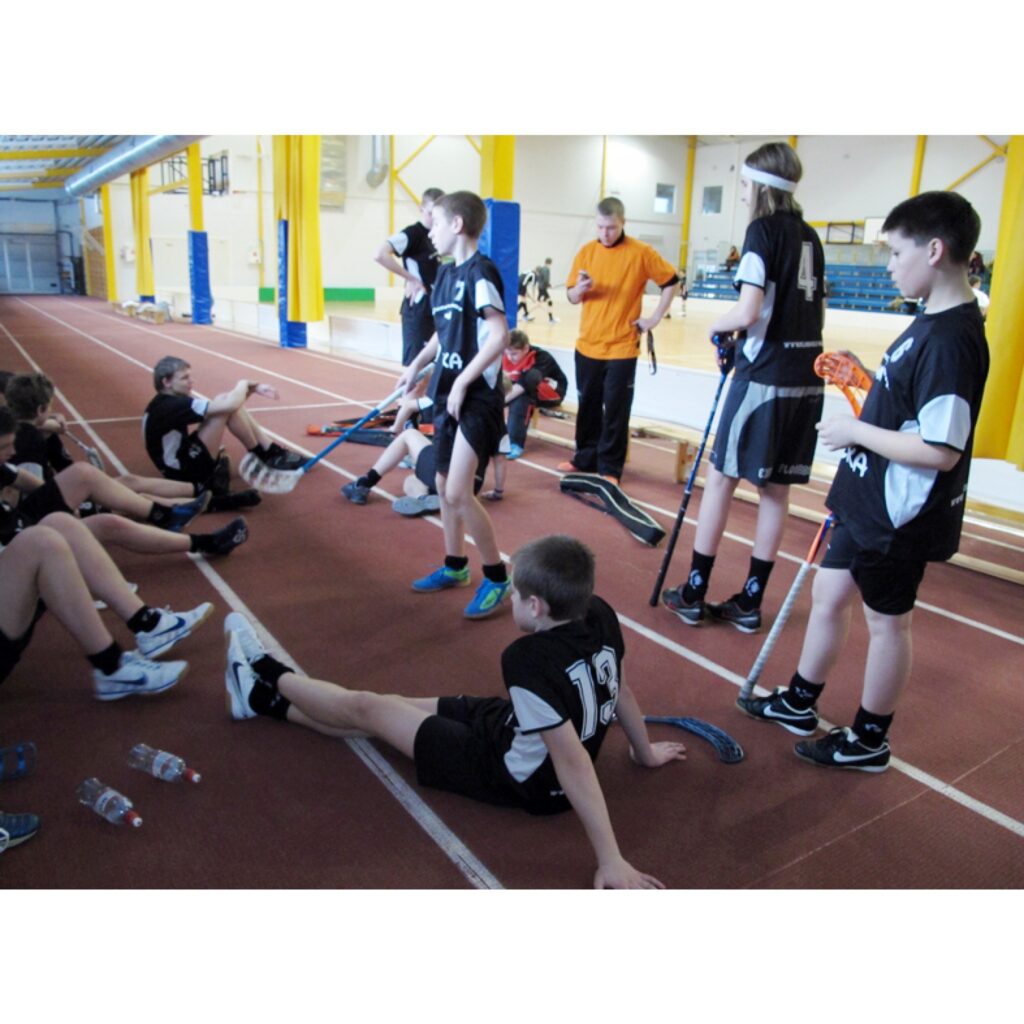 Latvijas čempionāts florbolā 2. līgas U-14 zēniem Valkā. Sezona beigusies, valcēniešiem - 3. vieta.
Autors: Aldis Dubļāns
