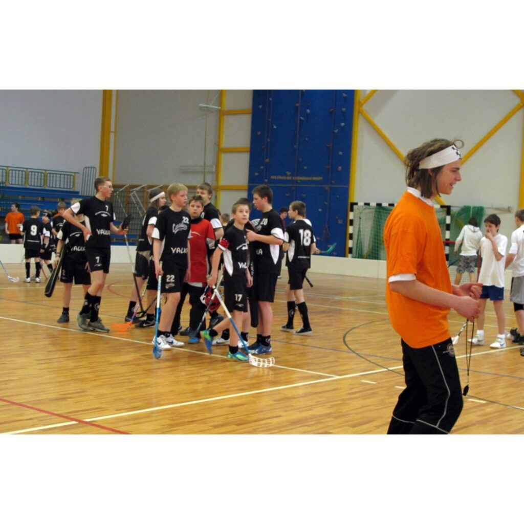 Latvijas čempionāts florbolā 2. līgas U-14 zēniem Valkā. Sezona beigusies, valcēniešiem - 3. vieta.
Autors: Aldis Dubļāns