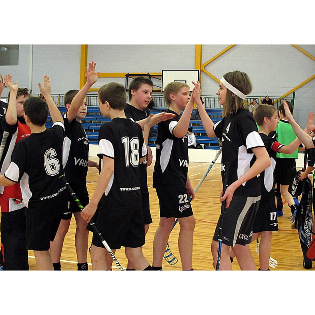 Latvijas čempionāts florbolā 2. līgas U-14 zēniem Valkā. Sezona beigusies, valcēniešiem - 3. vieta.
Autors: Aldis Dubļāns