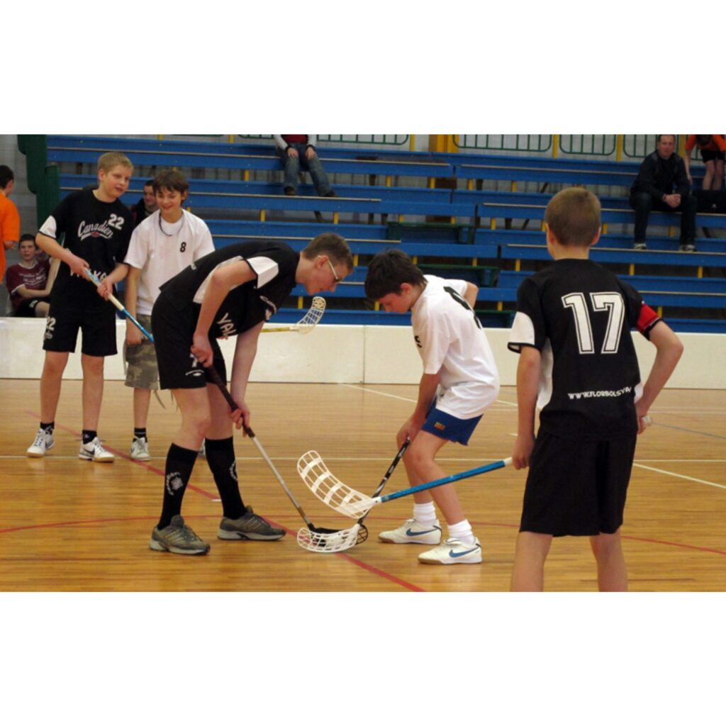 Latvijas čempionāts florbolā 2. līgas U-14 zēniem Valkā. Sezona beigusies, valcēniešiem - 3. vieta.
Autors: Aldis Dubļāns
