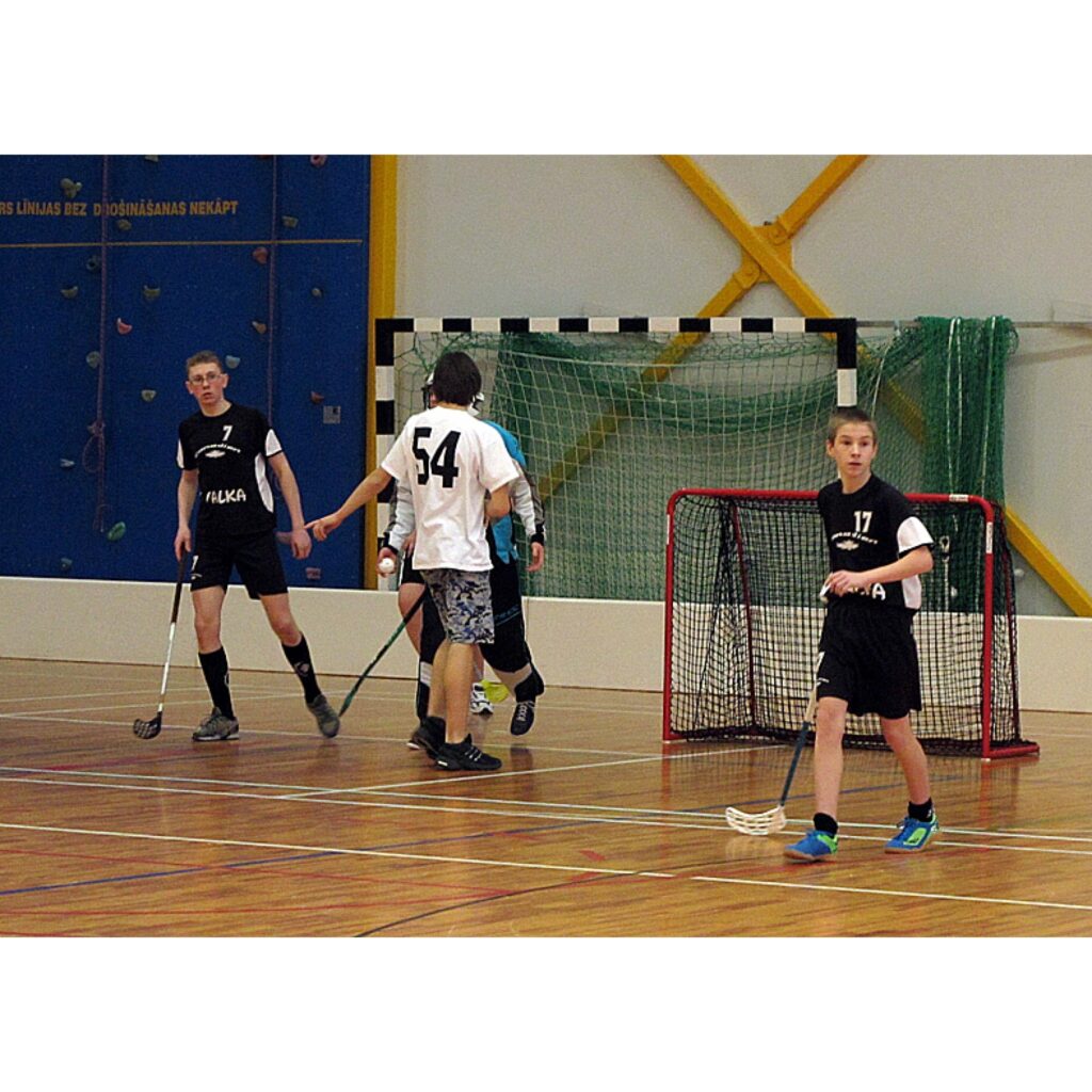 Latvijas čempionāts florbolā 2. līgas U-14 zēniem Valkā. Sezona beigusies, valcēniešiem - 3. vieta.
Autors: Aldis Dubļāns