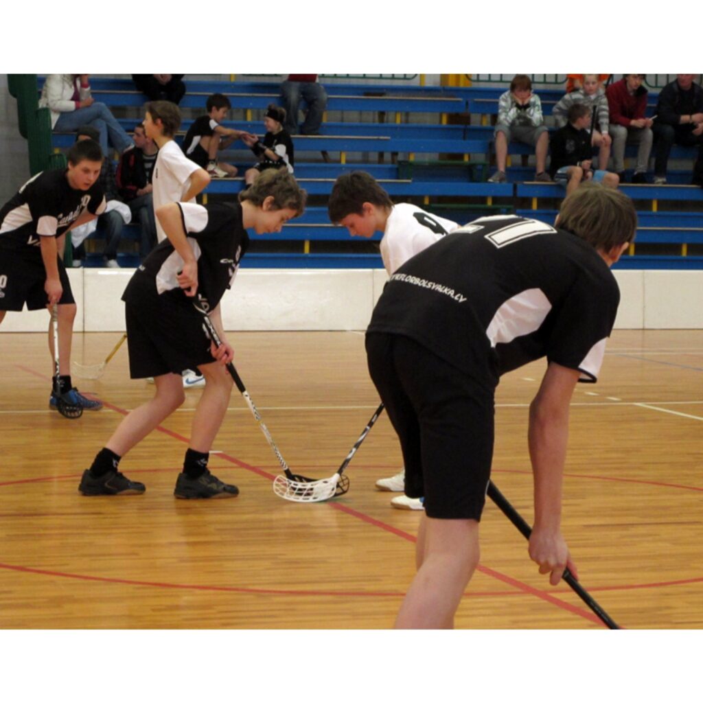 Latvijas čempionāts florbolā 2. līgas U-14 zēniem Valkā. Sezona beigusies, valcēniešiem - 3. vieta.
Autors: Aldis Dubļāns