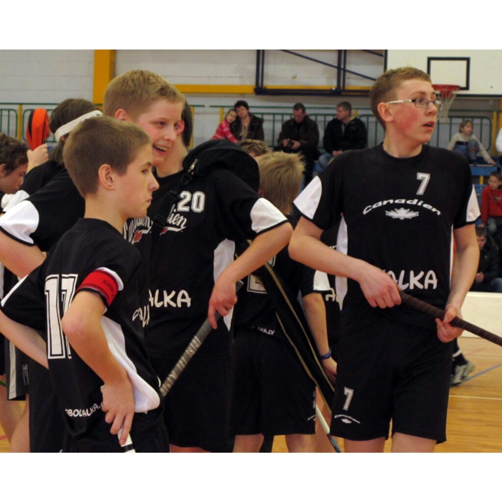 Latvijas čempionāts florbolā 2. līgas U-14 zēniem Valkā. Sezona beigusies, valcēniešiem - 3. vieta.
Autors: Aldis Dubļāns