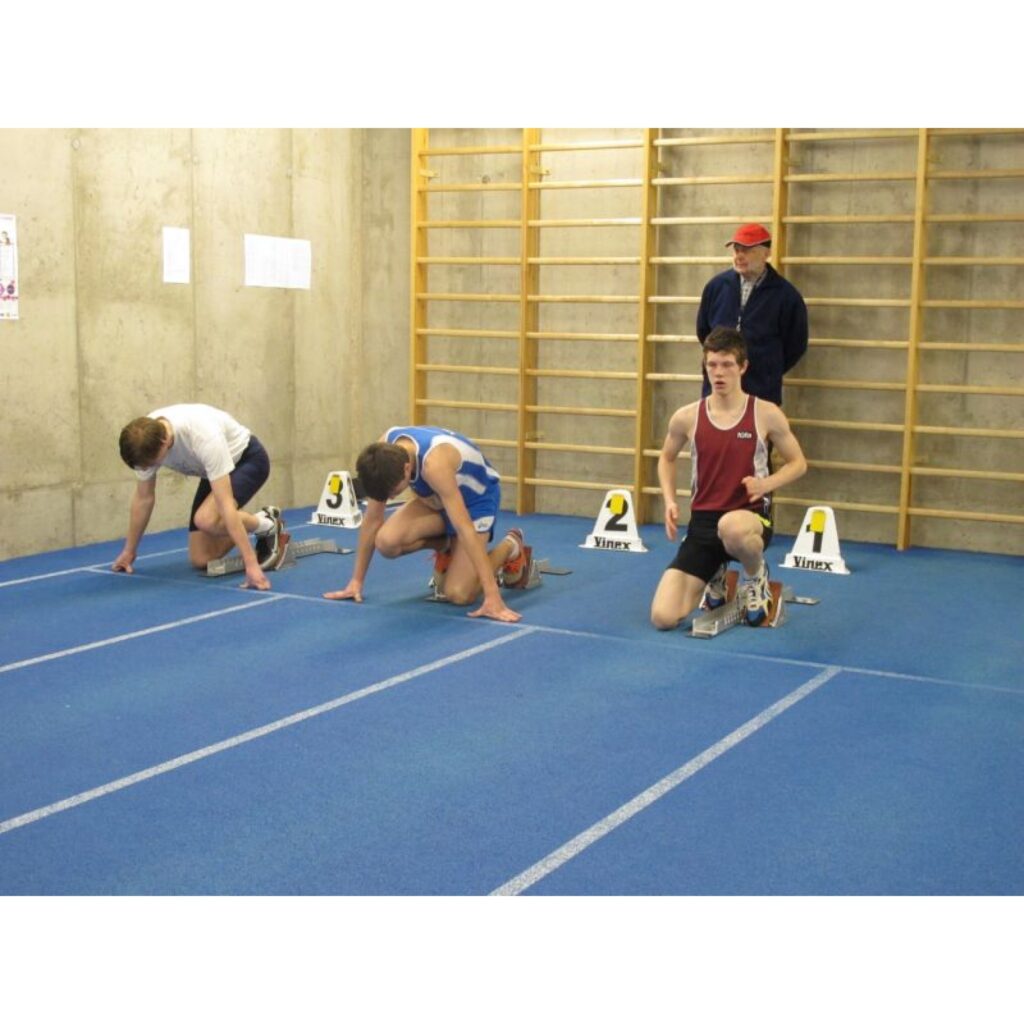 Valgas sporta hallē vakar notika divcīņas sacensības junioriem A un B grupā. Tajās piedalījās Valkas un Smiltenes novada skolu, kā arī Valmieras, Rūjienas un Valgas skolu vieglatlēti.
Autors: Aldis Dubļāns
