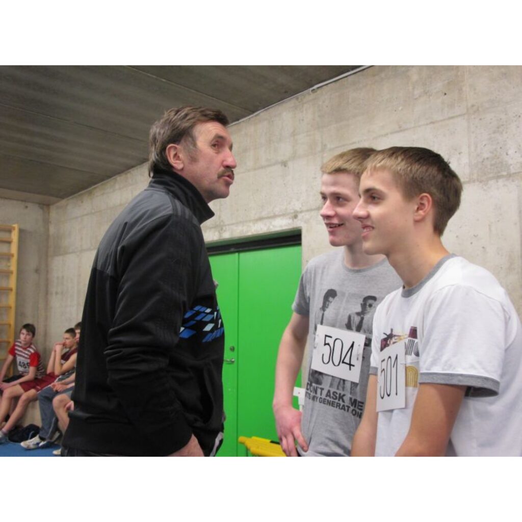 Valgas sporta hallē vakar notika divcīņas sacensības junioriem A un B grupā. Tajās piedalījās Valkas un Smiltenes novada skolu, kā arī Valmieras, Rūjienas un Valgas skolu vieglatlēti.
Autors: Aldis Dubļāns