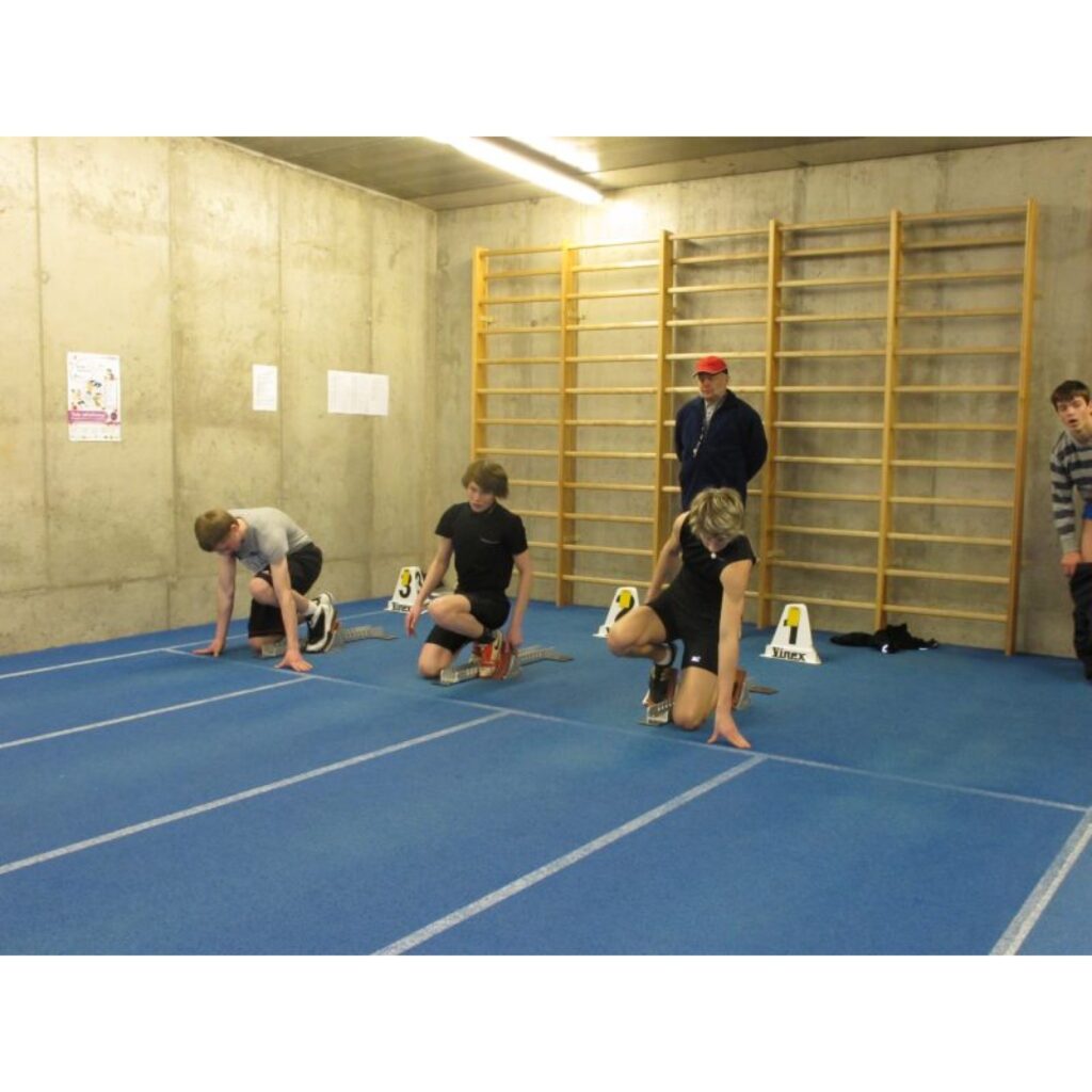 Valgas sporta hallē vakar notika divcīņas sacensības junioriem A un B grupā. Tajās piedalījās Valkas un Smiltenes novada skolu, kā arī Valmieras, Rūjienas un Valgas skolu vieglatlēti.
Autors: Aldis Dubļāns