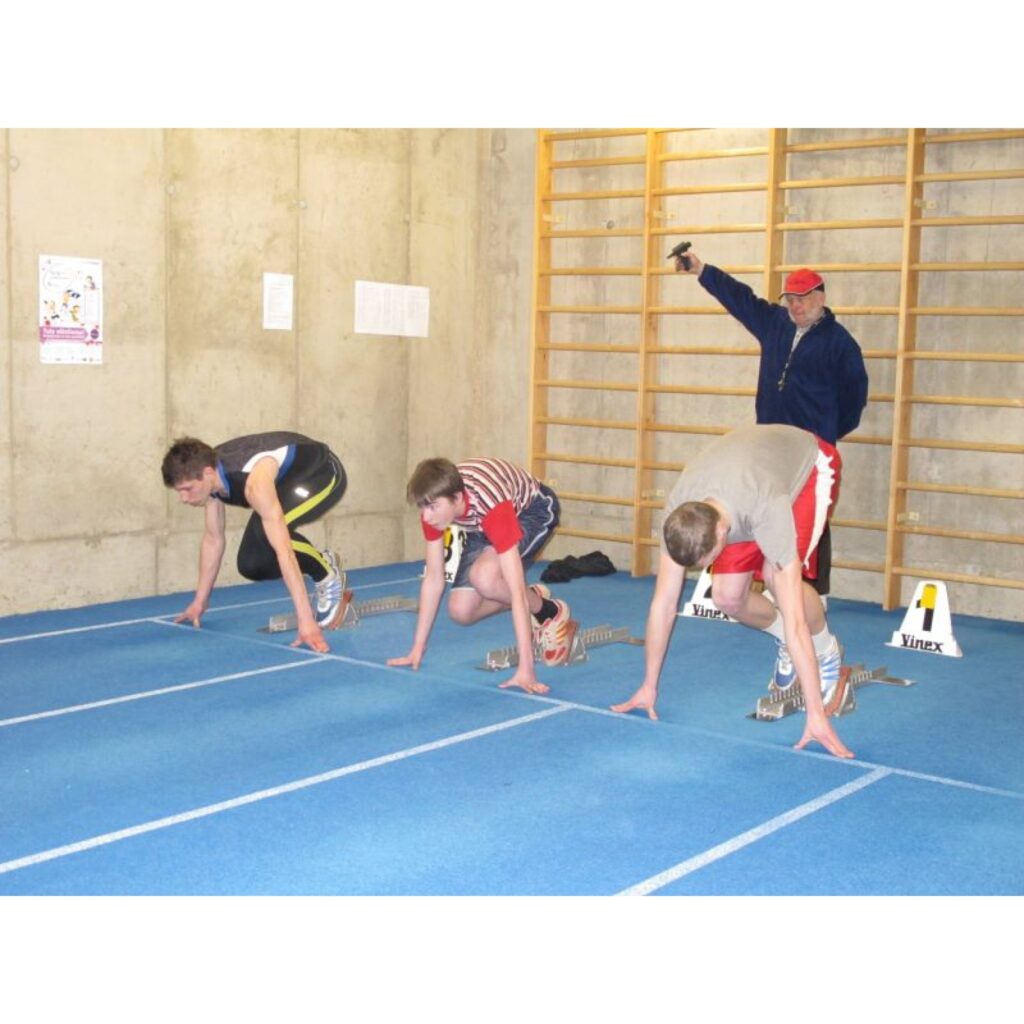 Valgas sporta hallē vakar notika divcīņas sacensības junioriem A un B grupā. Tajās piedalījās Valkas un Smiltenes novada skolu, kā arī Valmieras, Rūjienas un Valgas skolu vieglatlēti.
Autors: Aldis Dubļāns