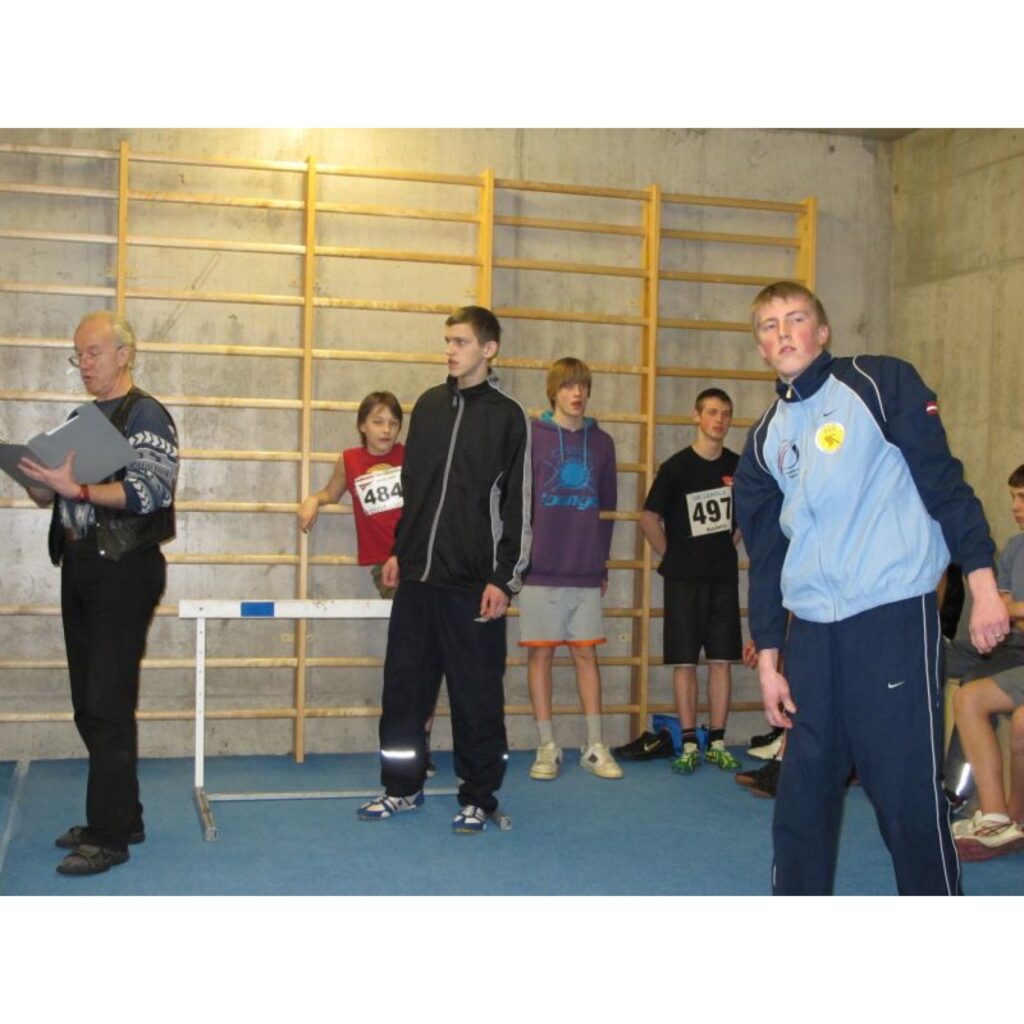 Valgas sporta hallē vakar notika divcīņas sacensības junioriem A un B grupā. Tajās piedalījās Valkas un Smiltenes novada skolu, kā arī Valmieras, Rūjienas un Valgas skolu vieglatlēti.
Autors: Aldis Dubļāns