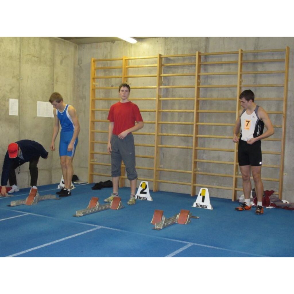 Valgas sporta hallē vakar notika divcīņas sacensības junioriem A un B grupā. Tajās piedalījās Valkas un Smiltenes novada skolu, kā arī Valmieras, Rūjienas un Valgas skolu vieglatlēti.
Autors: Aldis Dubļāns