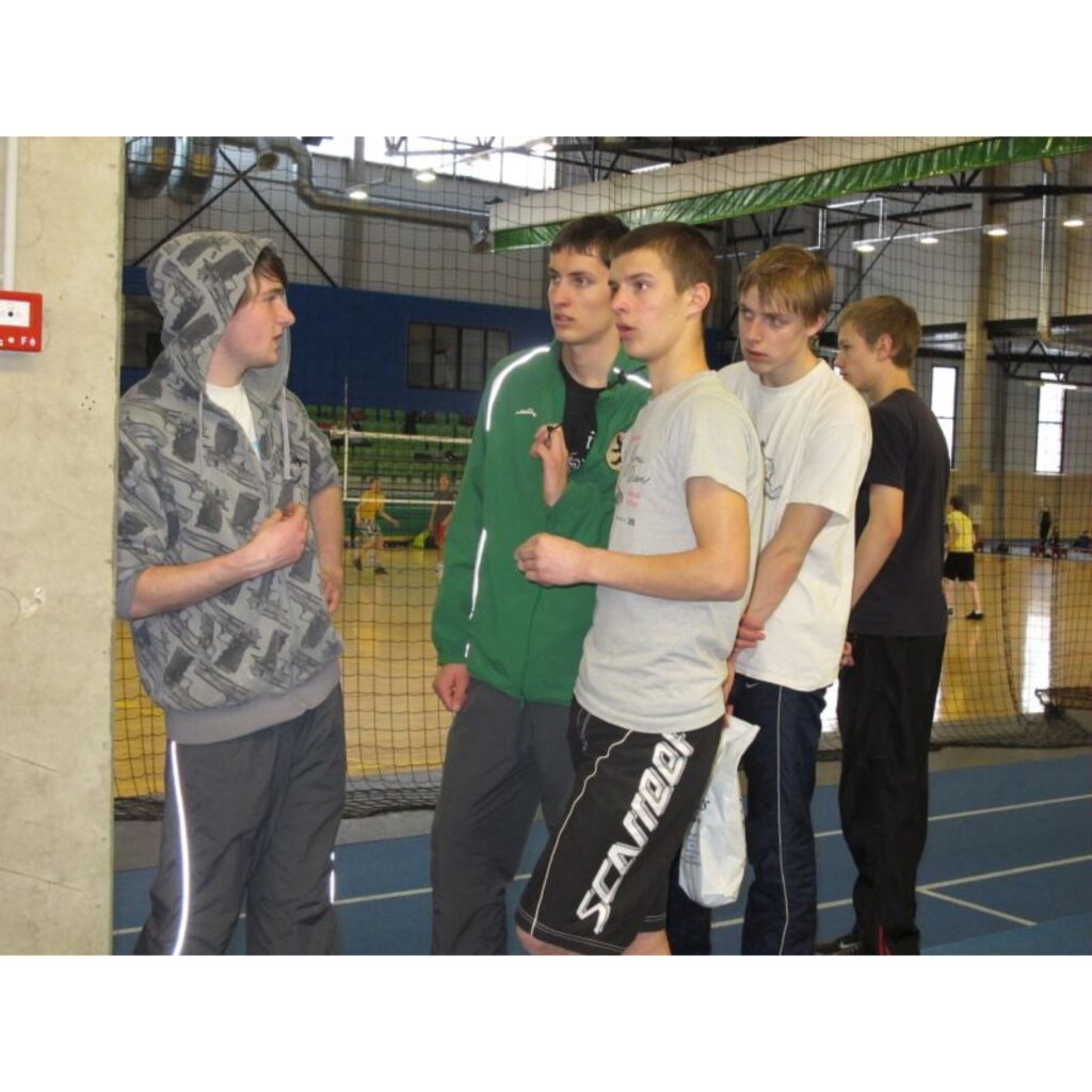 Valgas sporta hallē vakar notika divcīņas sacensības junioriem A un B grupā. Tajās piedalījās Valkas un Smiltenes novada skolu, kā arī Valmieras, Rūjienas un Valgas skolu vieglatlēti.
Autors: Aldis Dubļāns
