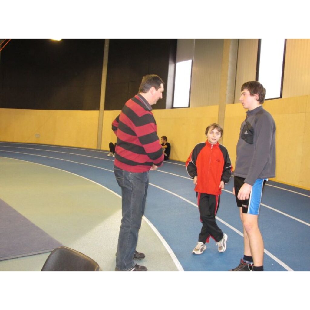 Valgas sporta hallē vakar notika divcīņas sacensības junioriem A un B grupā. Tajās piedalījās Valkas un Smiltenes novada skolu, kā arī Valmieras, Rūjienas un Valgas skolu vieglatlēti.
Autors: Aldis Dubļāns