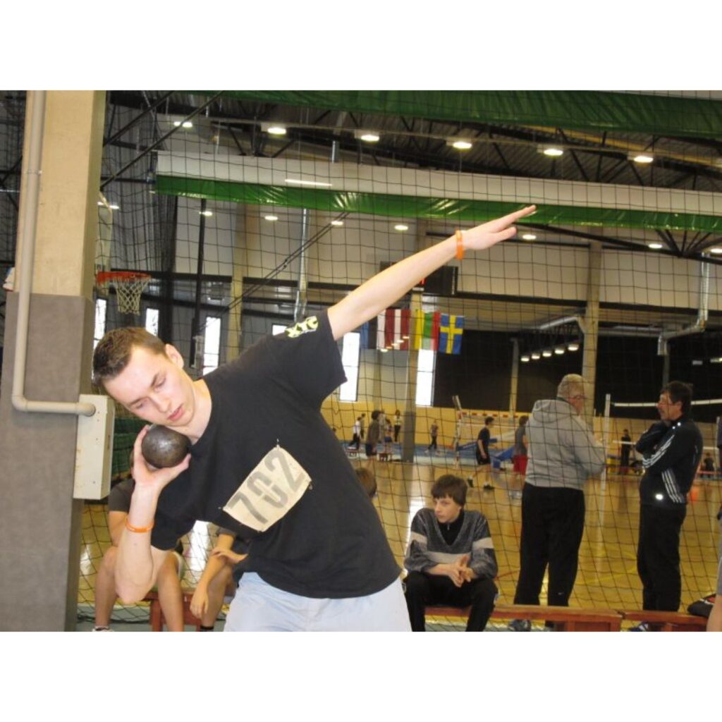 Valgas sporta hallē vakar notika divcīņas sacensības junioriem A un B grupā. Tajās piedalījās Valkas un Smiltenes novada skolu, kā arī Valmieras, Rūjienas un Valgas skolu vieglatlēti.
Autors: Aldis Dubļāns