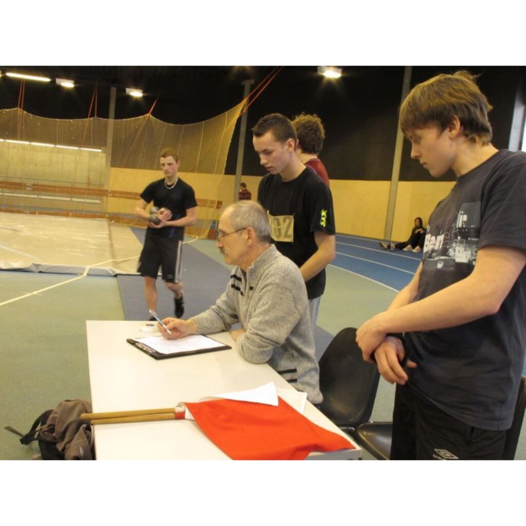Valgas sporta hallē vakar notika divcīņas sacensības junioriem A un B grupā. Tajās piedalījās Valkas un Smiltenes novada skolu, kā arī Valmieras, Rūjienas un Valgas skolu vieglatlēti.
Autors: Aldis Dubļāns
