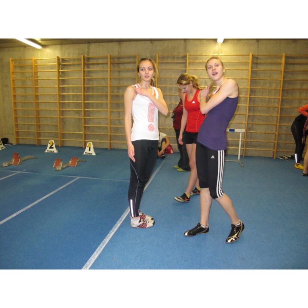Valgas sporta hallē vakar notika divcīņas sacensības junioriem A un B grupā. Tajās piedalījās Valkas un Smiltenes novada skolu, kā arī Valmieras, Rūjienas un Valgas skolu vieglatlēti.
Autors: Aldis Dubļāns