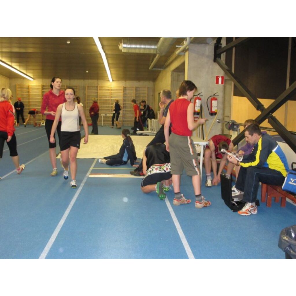 Valgas sporta hallē vakar notika divcīņas sacensības junioriem A un B grupā. Tajās piedalījās Valkas un Smiltenes novada skolu, kā arī Valmieras, Rūjienas un Valgas skolu vieglatlēti.
Autors: Aldis Dubļāns