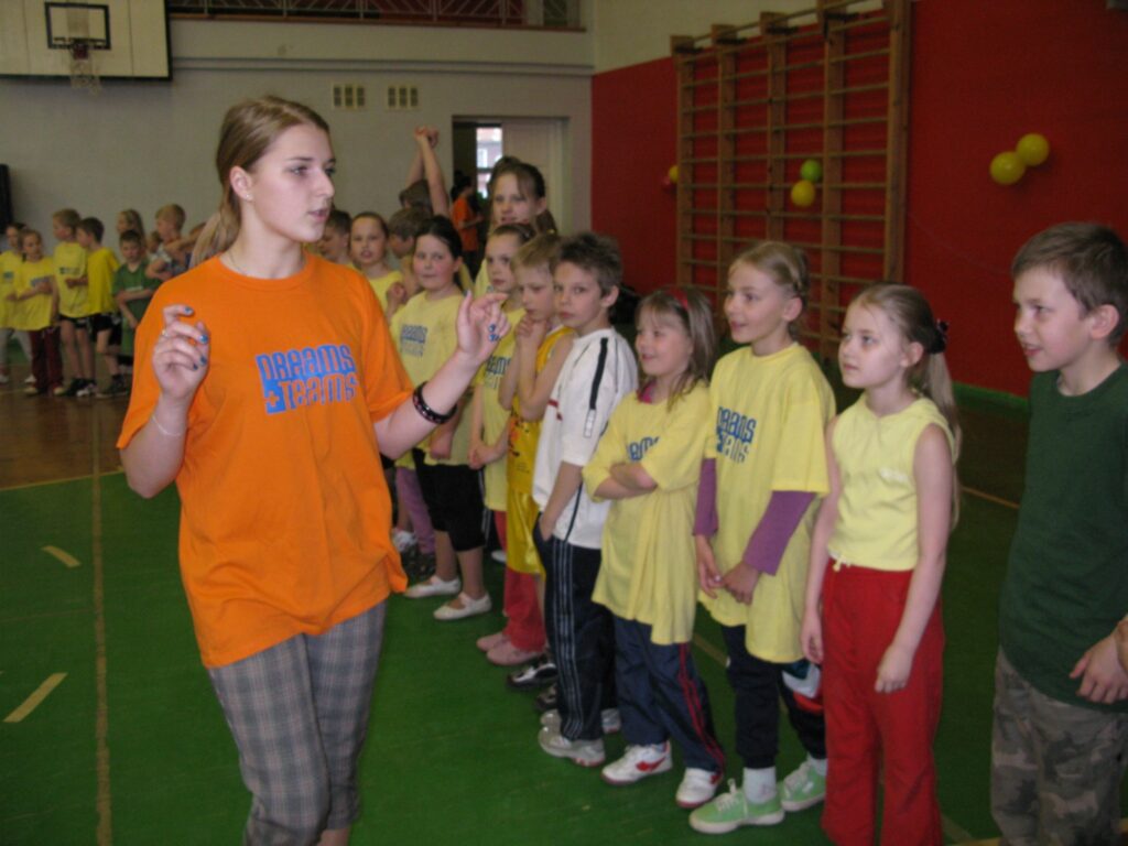 Strenču jaunieši, “Dream+ Team” dalībnieki, atkal no sirds iepriecinājuši bērnus. Šoreiz līderes pienākumus sportiski radošā festivālā uzņēmās Lana Kutiščeva.
Autors: Sandra Pētersone